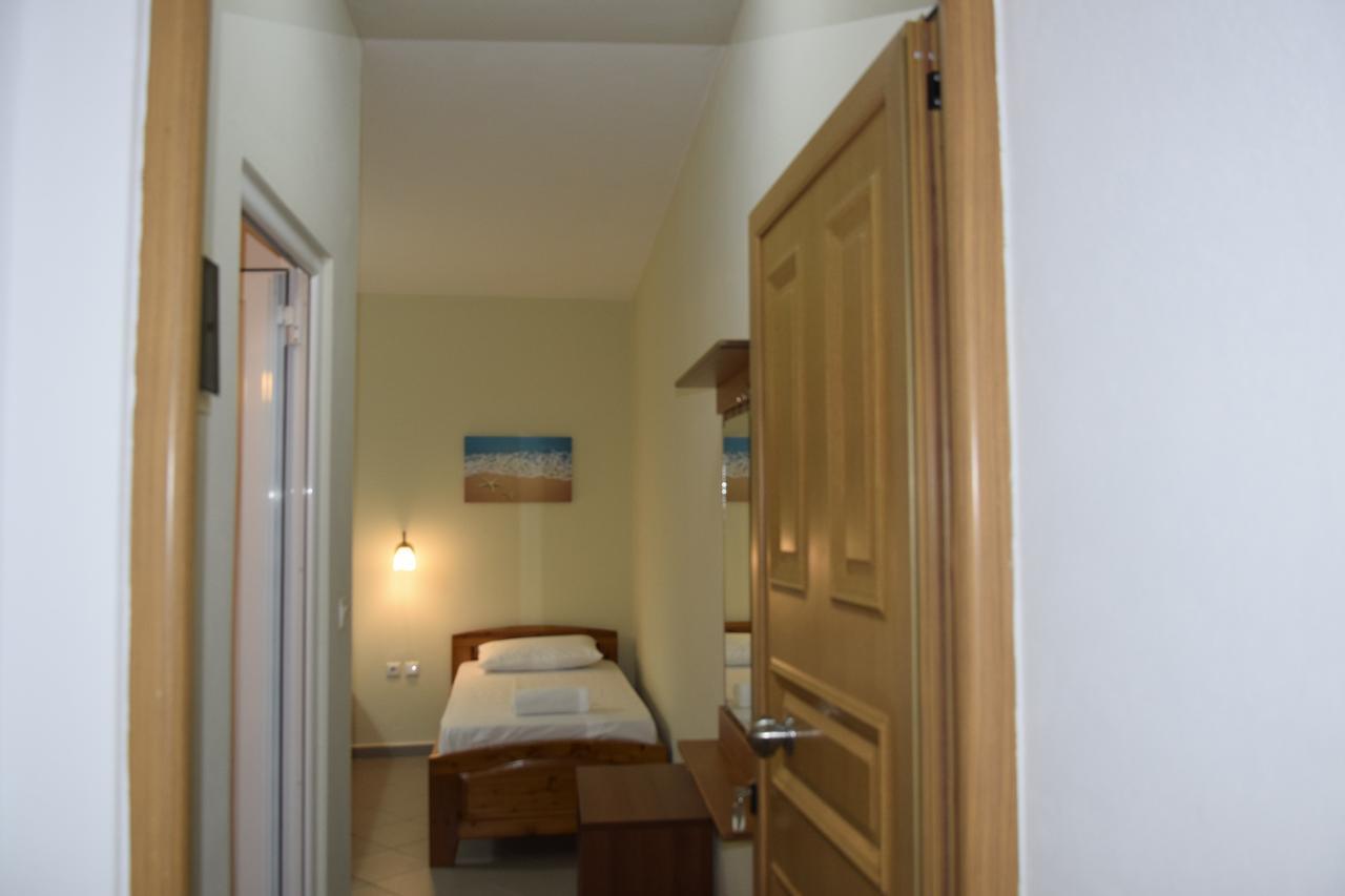 Zotos Apartment Himare Esterno foto
