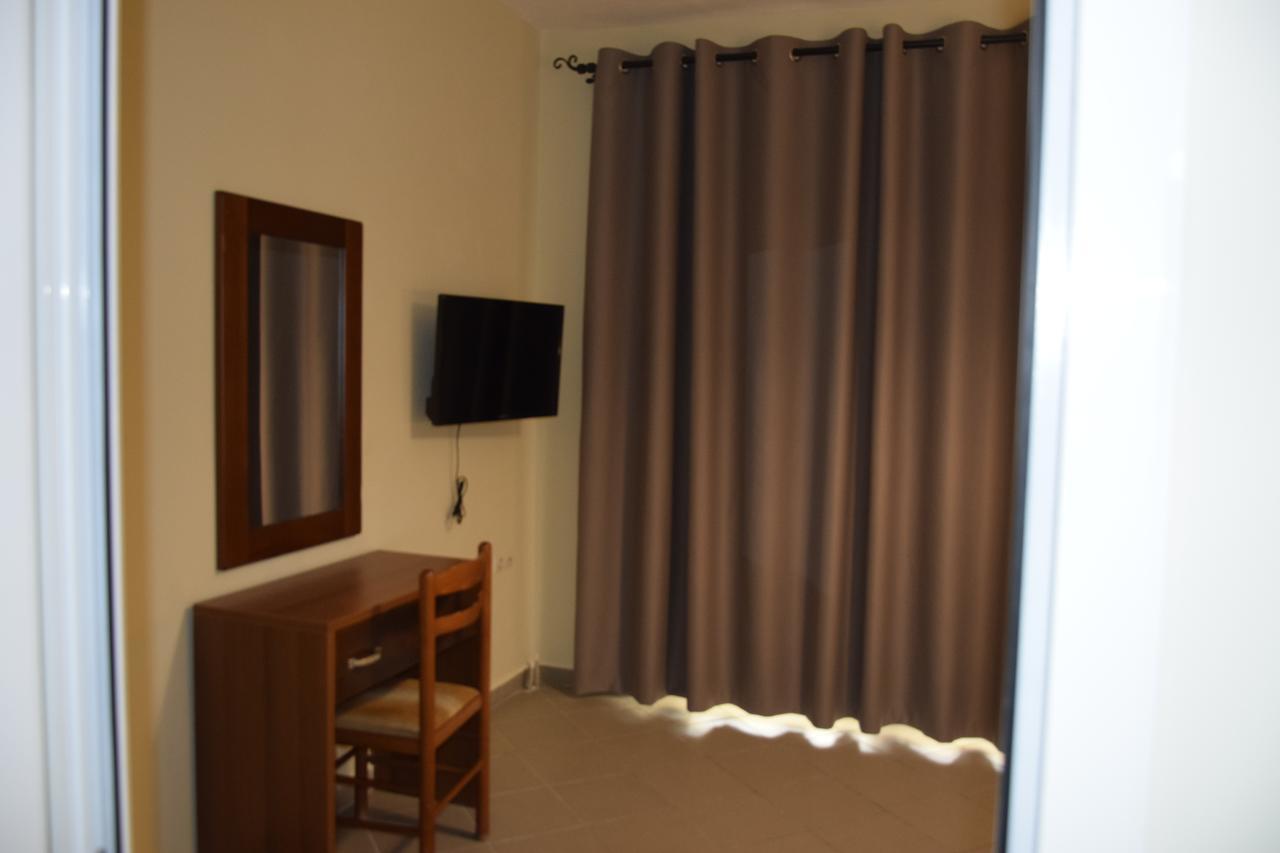 Zotos Apartment Himare Esterno foto