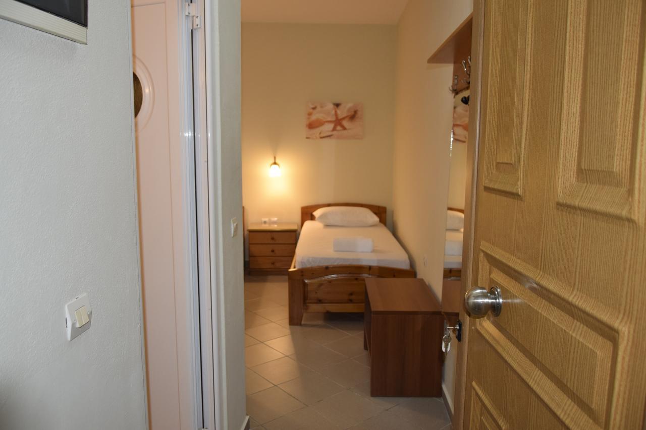 Zotos Apartment Himare Esterno foto