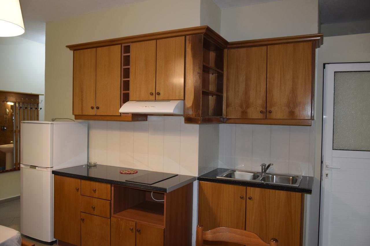 Zotos Apartment Himare Esterno foto
